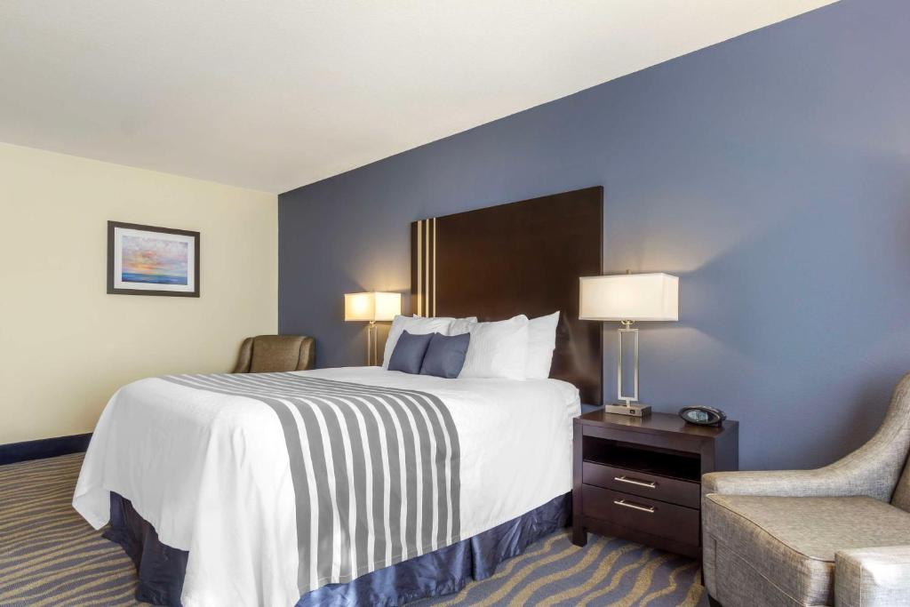 Postel nebo postele na pokoji v ubytování Best Western Plus Edmonds Harbor Inn