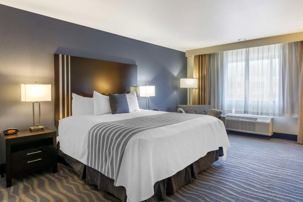 Postel nebo postele na pokoji v ubytování Best Western Plus Edmonds Harbor Inn