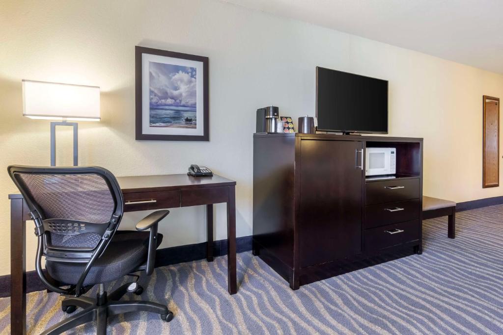 Kuchyň nebo kuchyňský kout v ubytování Best Western Plus Edmonds Harbor Inn
