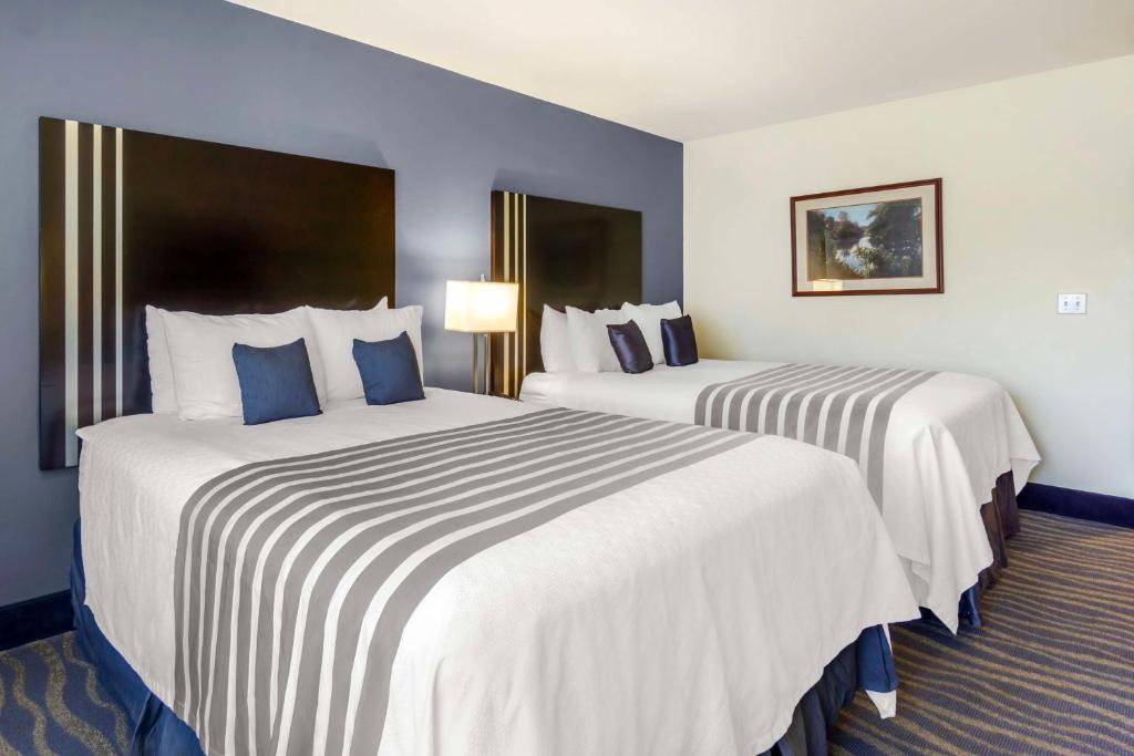 Postel nebo postele na pokoji v ubytování Best Western Plus Edmonds Harbor Inn