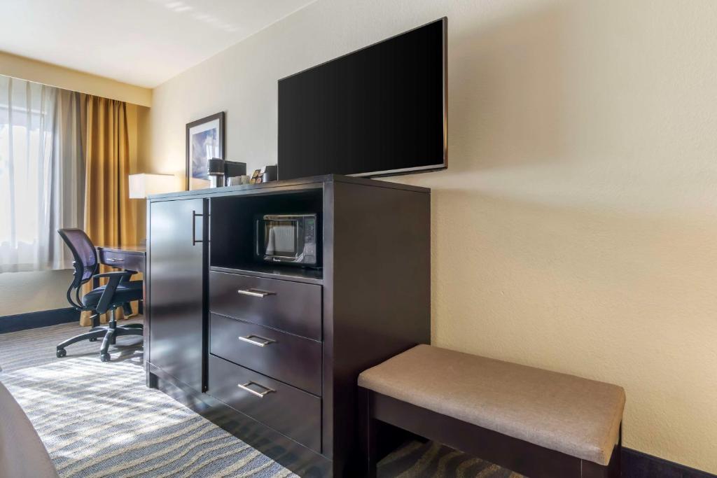 TV a/nebo společenská místnost v ubytování Best Western Plus Edmonds Harbor Inn