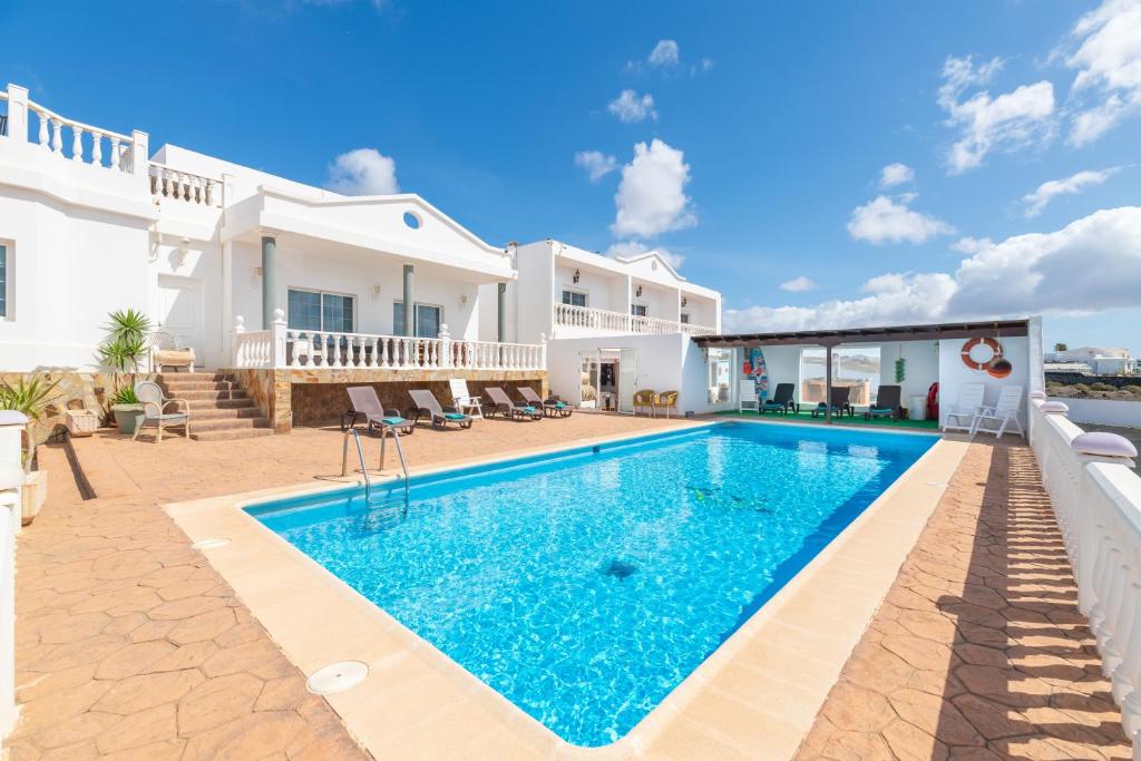 una imagen de una villa con piscina en HOTEL RURAL FINCA LA CALERA lanzarote, en Güime