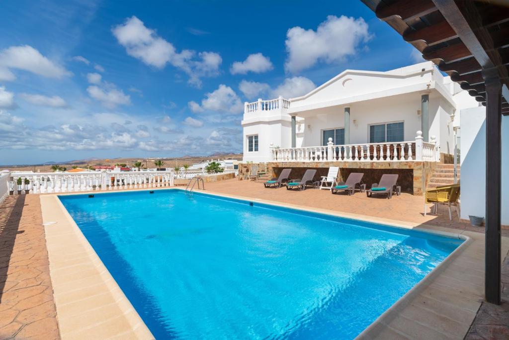 Bazén v ubytovaní Finca La Calera Lanzarote alebo v jeho blízkosti