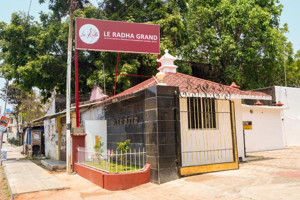 ein Gebäude mit einem Schild darüber in der Unterkunft Le Radha Grand in Mahabalipuram