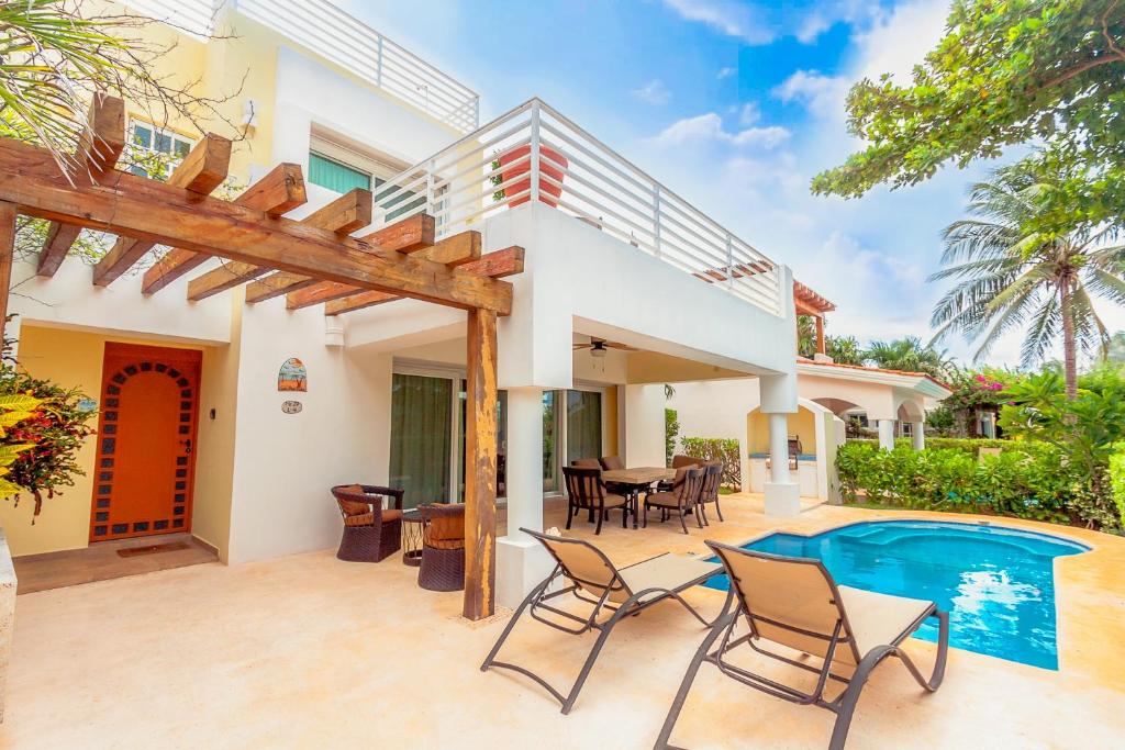 an image of a villa with a swimming pool at Villa Pura Vida - Spacious Oceanview with private pool - At Playacar Phase I in Playa del Carmen