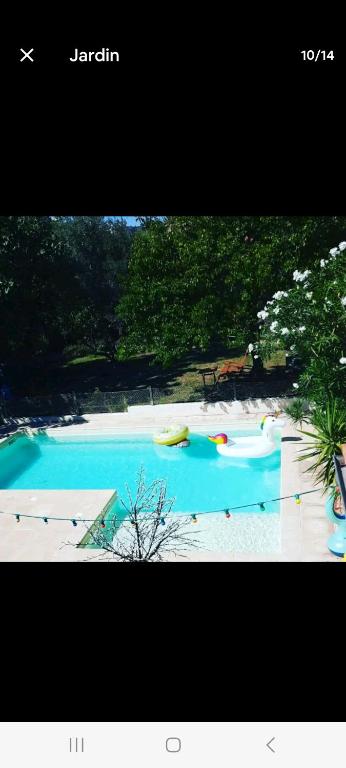 une photo d'une piscine d'eau bleue dans l'établissement Magnifique villa avec piscine, à Montpellier