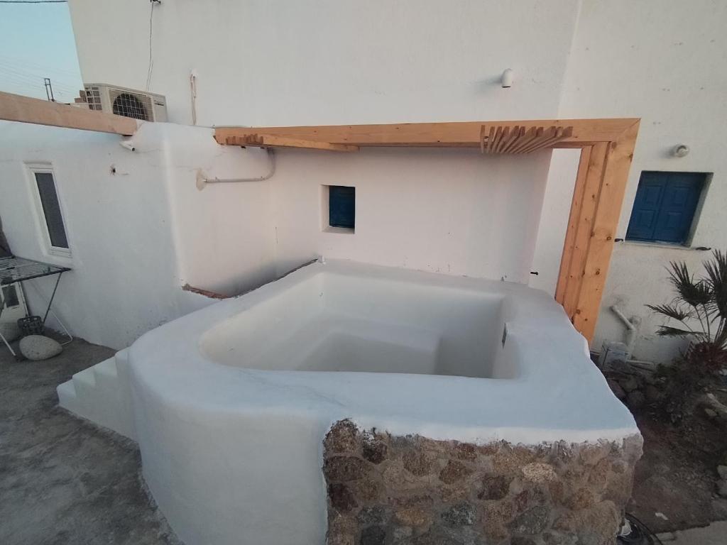eine große weiße Badewanne in einem Zimmer in der Unterkunft PEQUEÑA CASA CERCA DE MIKONOS CIUDAD in Mykonos Stadt