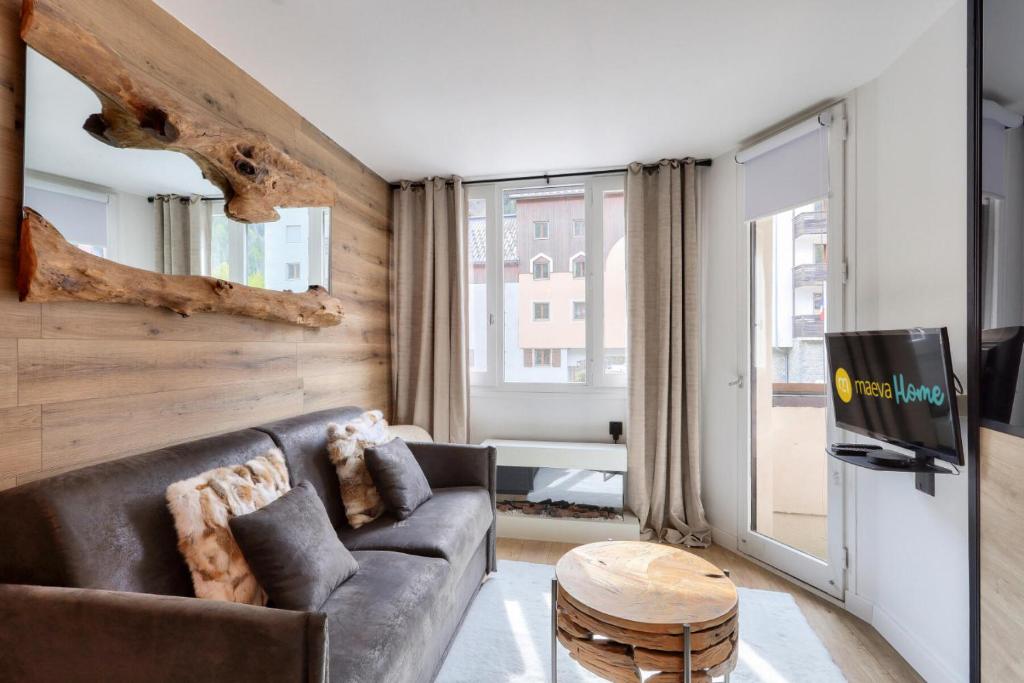 un salon avec un canapé et une télévision dans l'établissement L'Aiguille - maeva Home - Appartement 2 pièces 4 personnes Exclusive MAE-1386, à Chamonix-Mont-Blanc