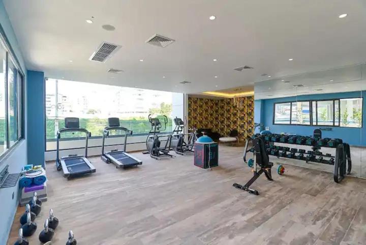 a gym with several treadmills and exercise bikes at Moderno y acogedor apartamento in Santo Domingo
