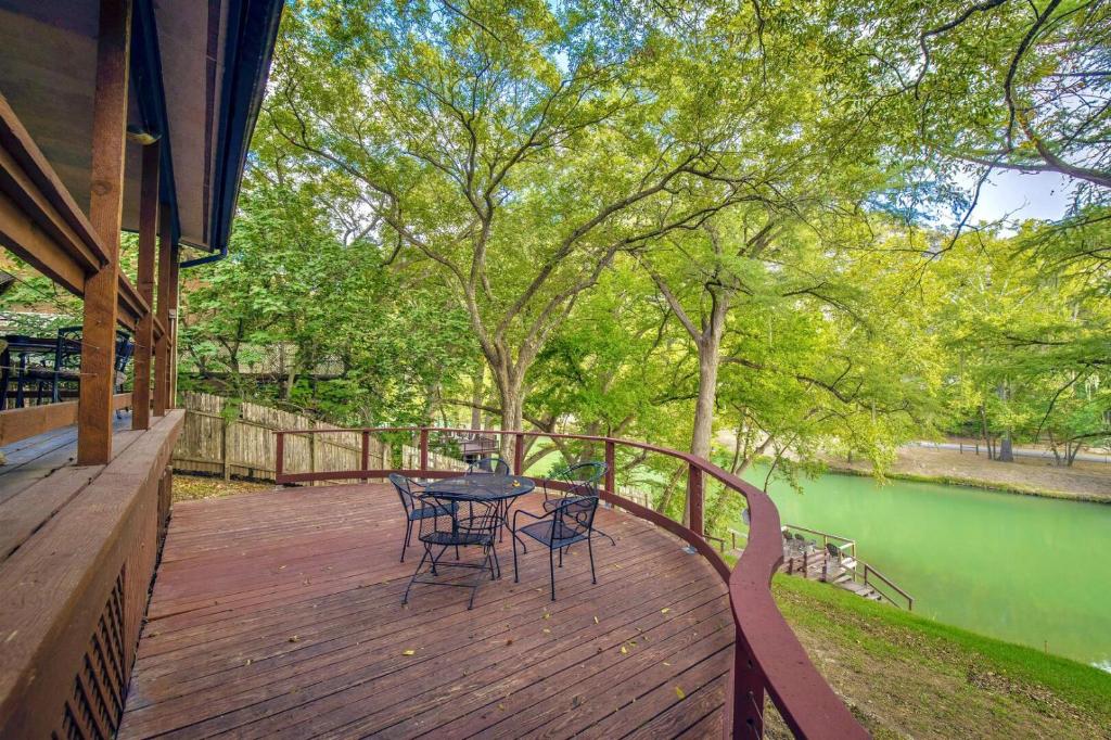 Ponderosa Paradise Waterfront Home on the Guadalupe River!, New