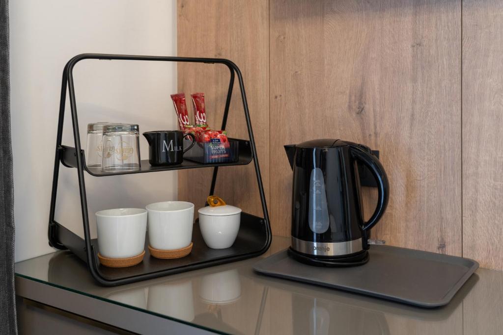 Příslušenství pro přípravu čaje a kávy v ubytování Guesthouse Čivljak