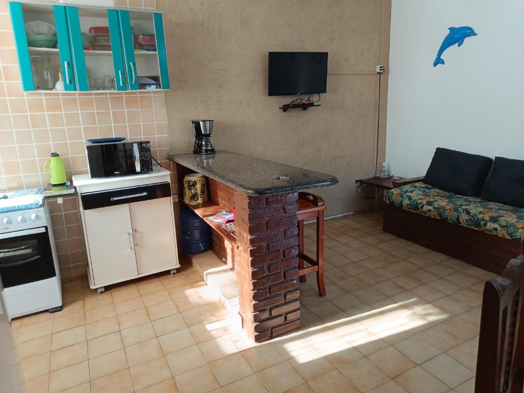 una piccola cucina con tavolo in una stanza di Condomínio Villagio Maranduba - Apenas 5 min á pé da praia - Bl 7 a Ubatuba