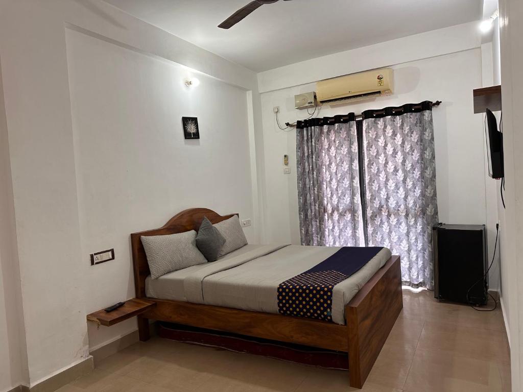 GoaにあるSun and Sea, Calanguteのベッドルーム(ベッド1台、窓付)