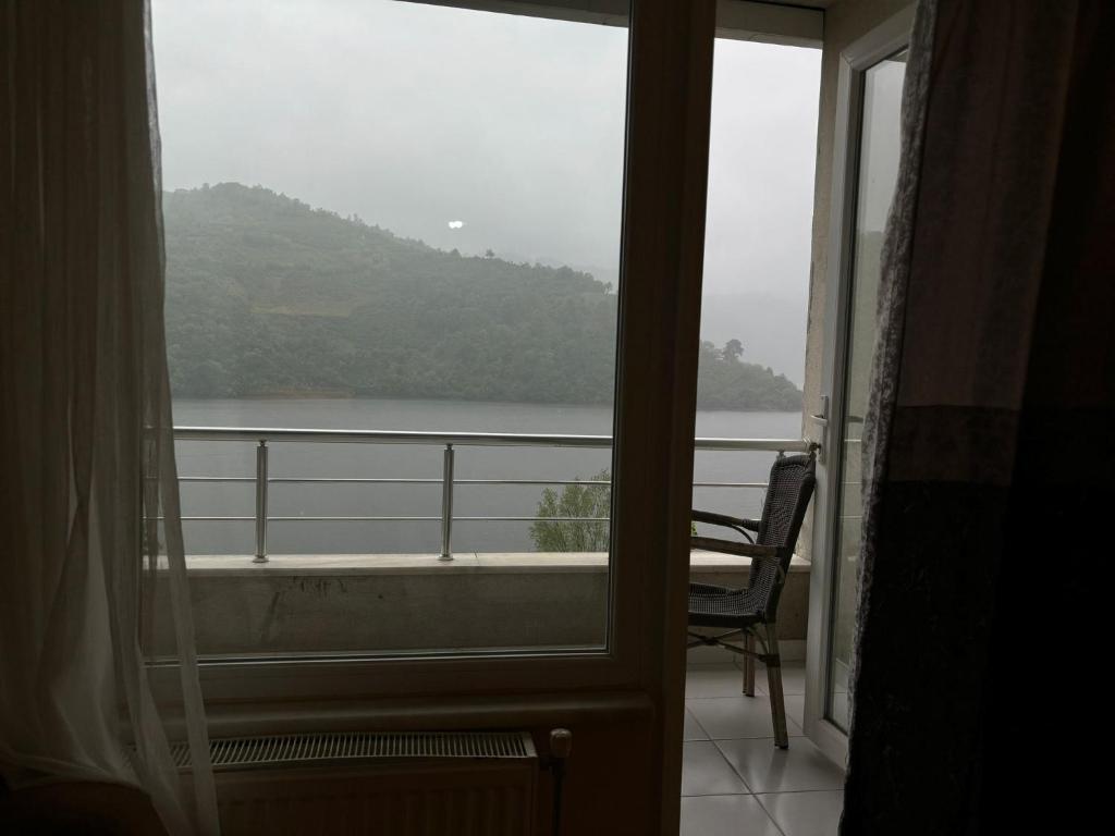 um quarto com vista para a água a partir de uma varanda em Ayvacık Hotel Restaurant em Samsun