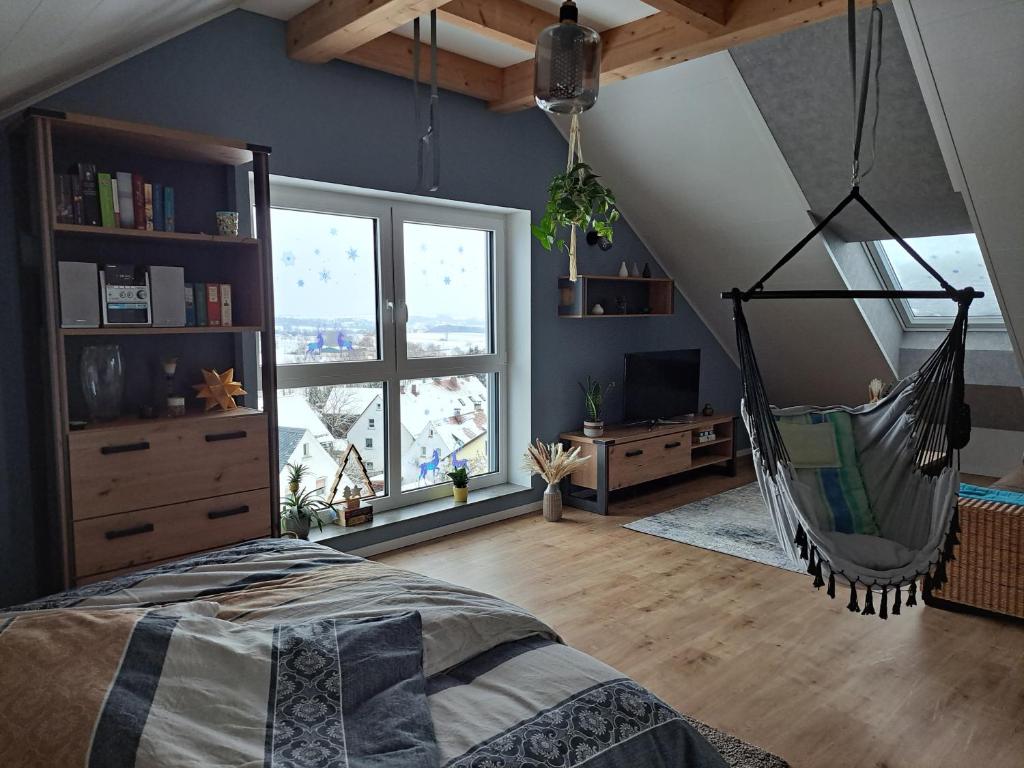 ein Schlafzimmer mit einer Hängematte, die von der Decke hängt in der Unterkunft Juliane`s Panorama-Domizil in Nemmersdorf in Goldkronach