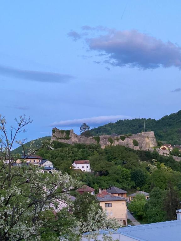 ヤイツェにあるVista Castleの城のある丘の上の町