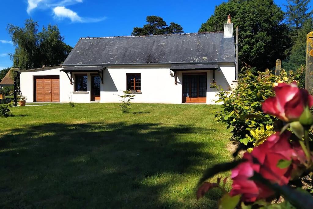 une maison blanche avec un toit noir et une cour dans l'établissement Les Hêtres Inséparables aux portes du DDay, à Bernesq