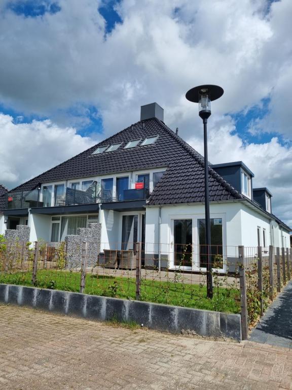 Vakantie vieren aan het Sneekermeer - Appartement Met één Slaapkamer