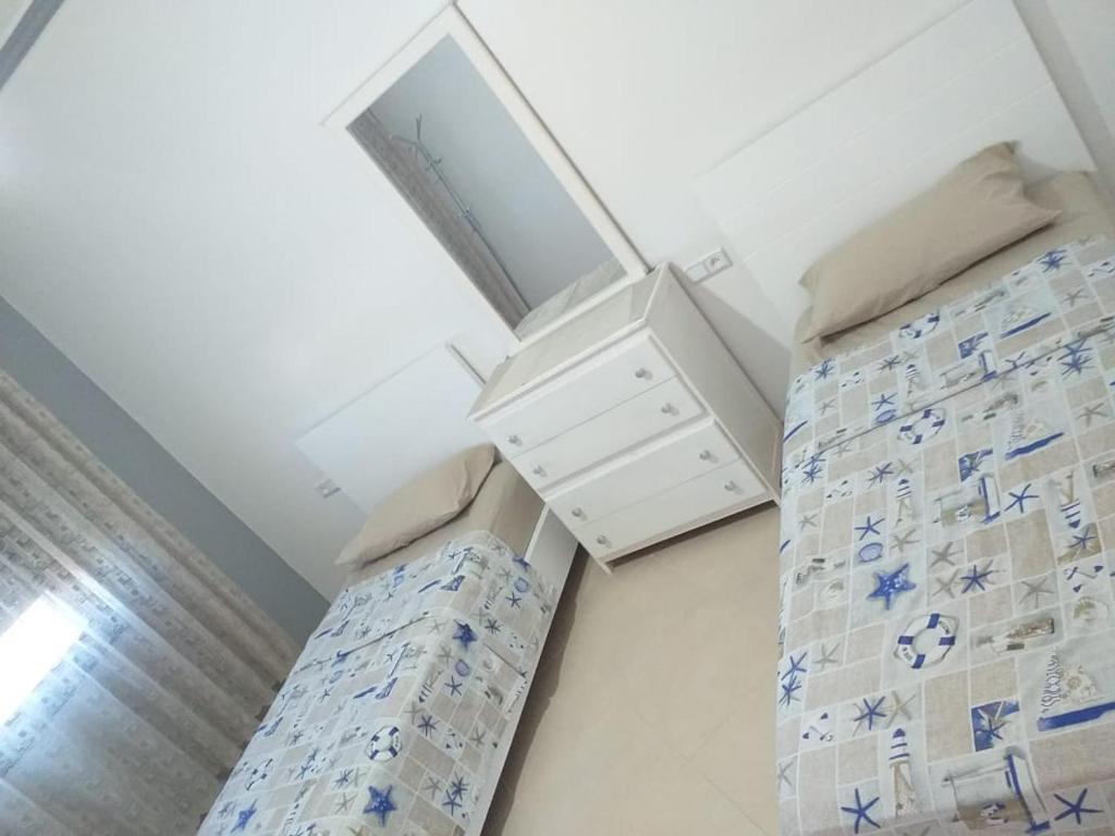 Ochenene的住宿－Résidence ElBoustani，一间卧室配有带梳妆台的床