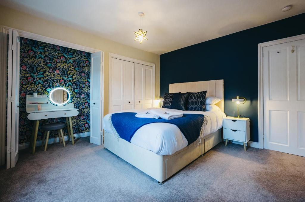 a bedroom with a bed and a desk and a mirror at Leam Terrace Escape in Leamington Spa