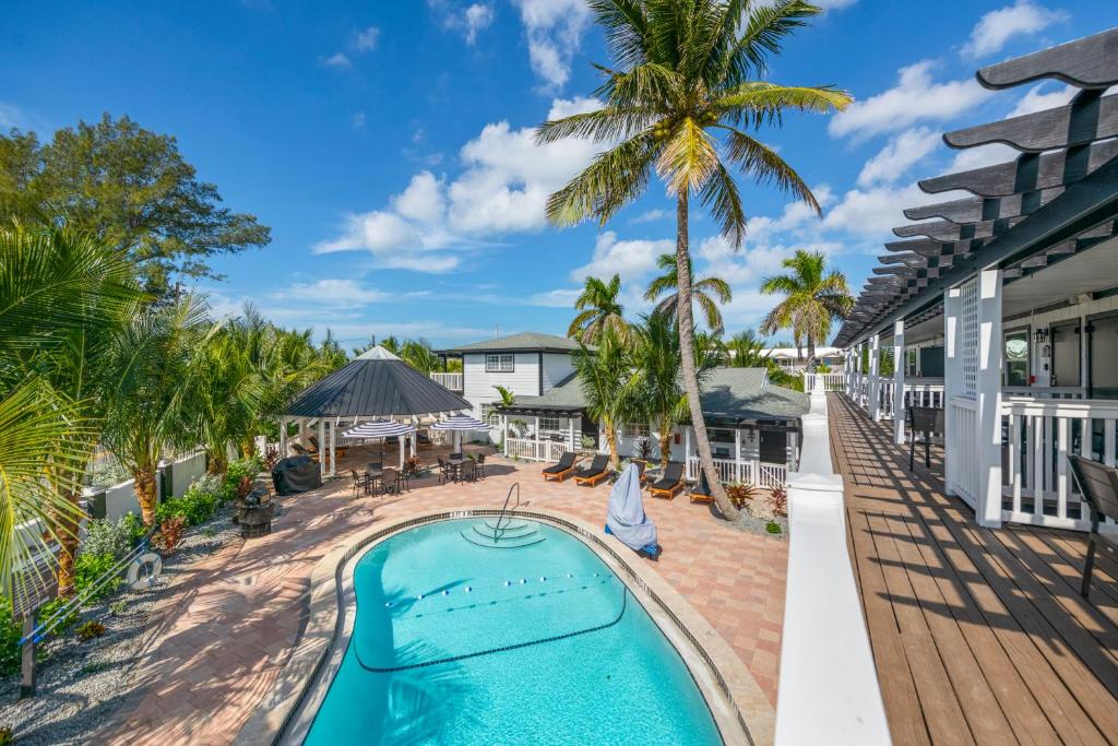 une image de la piscine d'un complexe dans l'établissement Tropic Isle At Anna Maria Island Inn, à Bradenton Beach