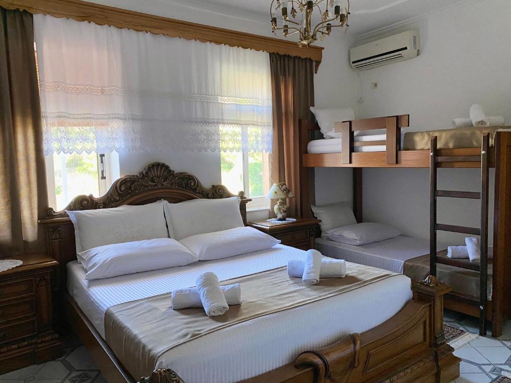 um quarto com 2 beliches e toalhas em Yuri Guest House em Gjirokastër