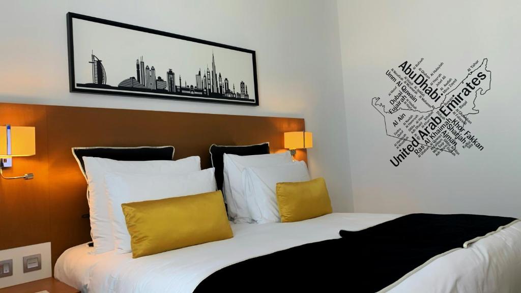 um quarto com duas camas e uma foto na parede em Luxury Haven. Harmony Suites. em Vrindavan