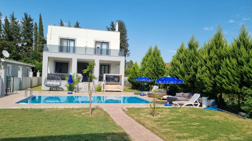 Villa con piscina frente a una casa en Holistic Balance, 