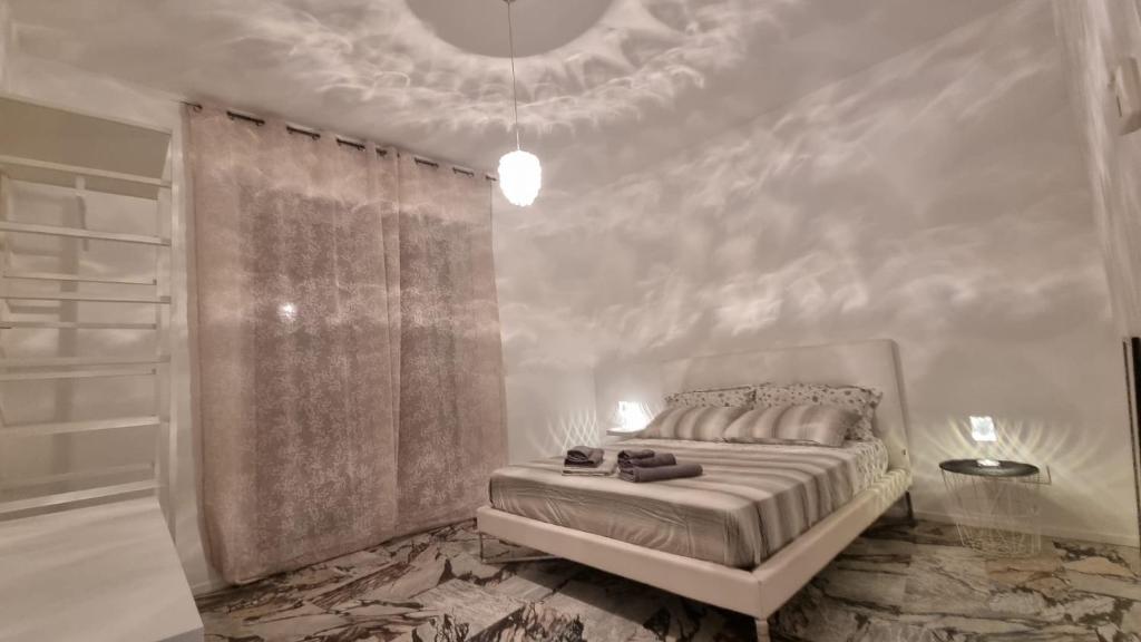 1 dormitorio con cama y lámpara de araña en Repubblica Rooms, en Bari