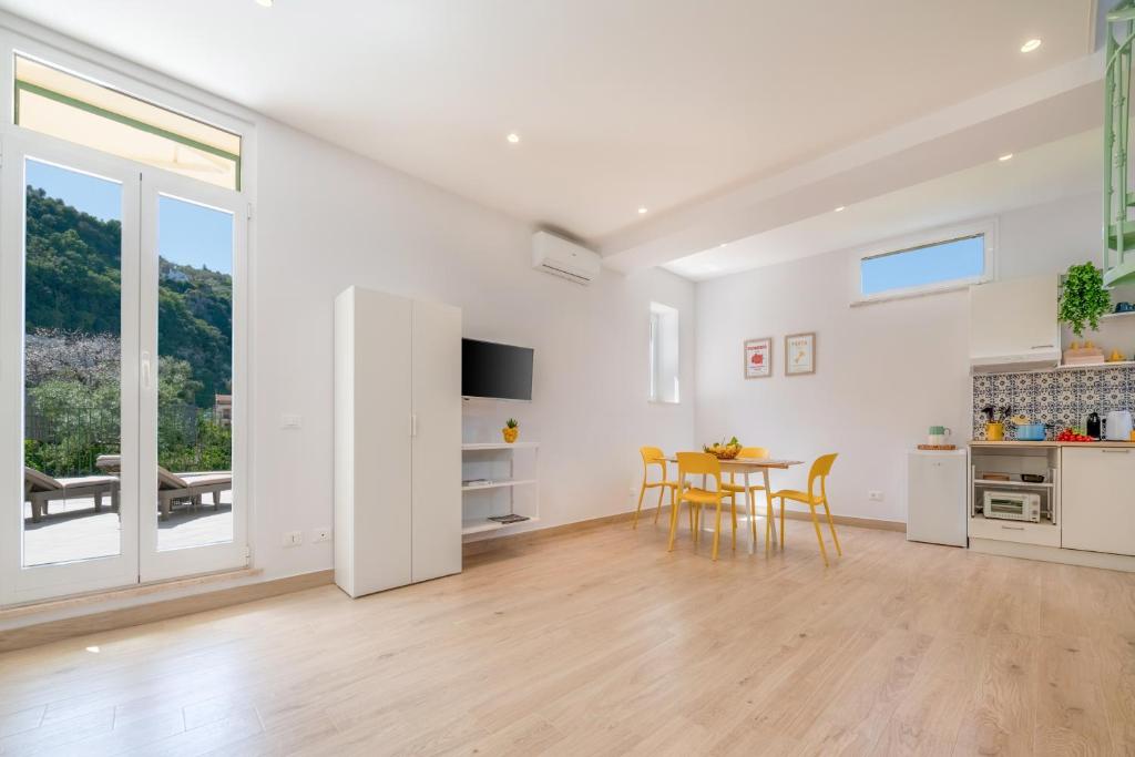 Kuchyň nebo kuchyňský kout v ubytování Elenì Sorrento