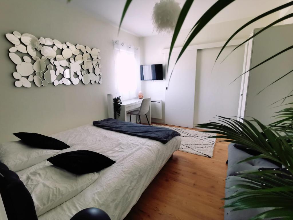 1 dormitorio con cama y escritorio. en L'atelier de Jane en Sennecey-lès-Dijon