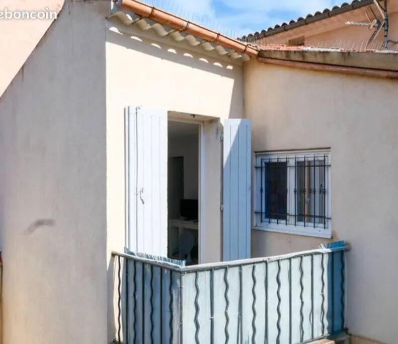 Το κτήριο όπου στεγάζεται  το διαμέρισμα