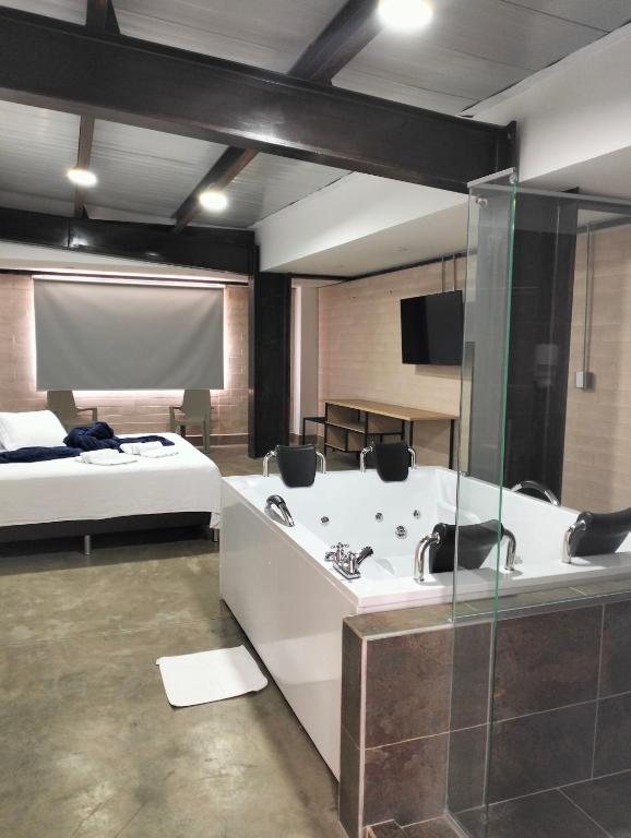 Postel nebo postele na pokoji v ubytování Hotel El Cordobes