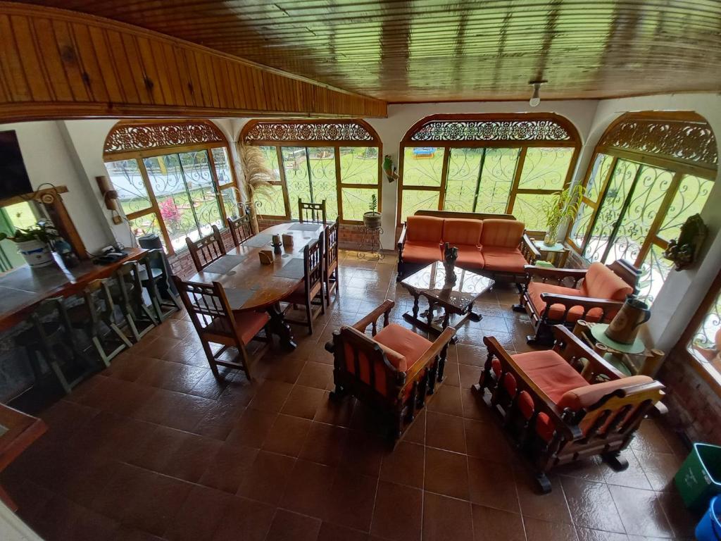einen Blick über ein Restaurant mit Tischen und Stühlen in der Unterkunft Alojamiento rural la pradera in Montenegro