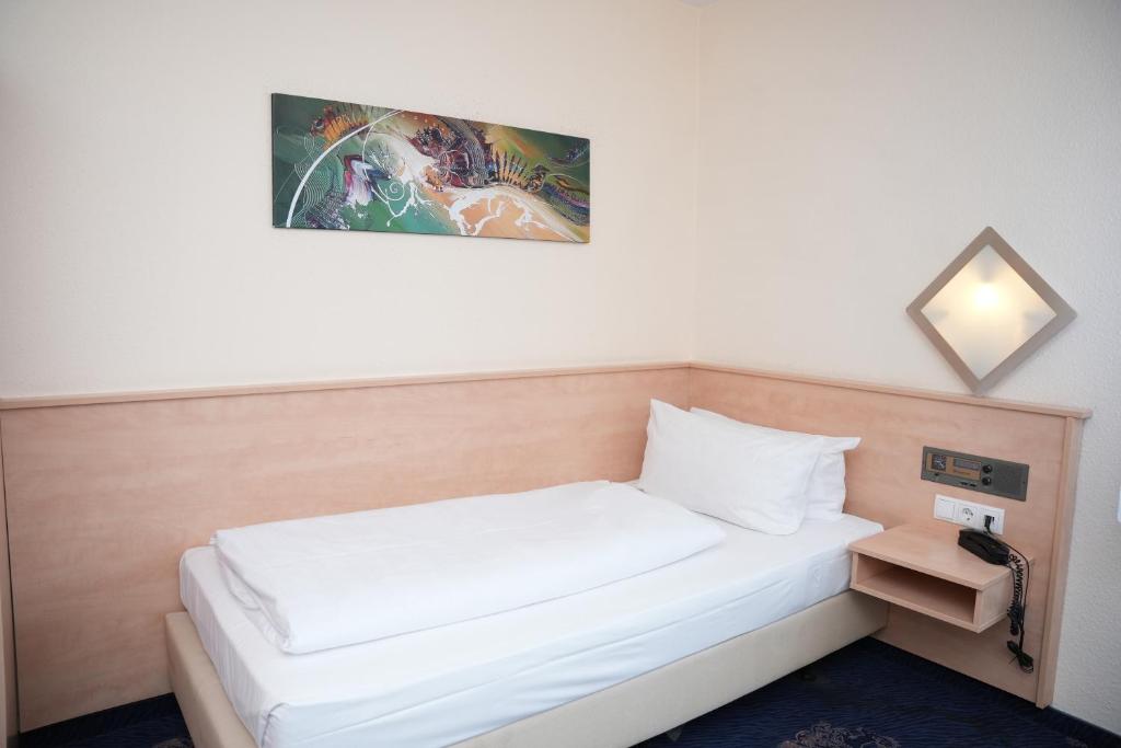 Postel nebo postele na pokoji v ubytování Weber Hotel Mannheim