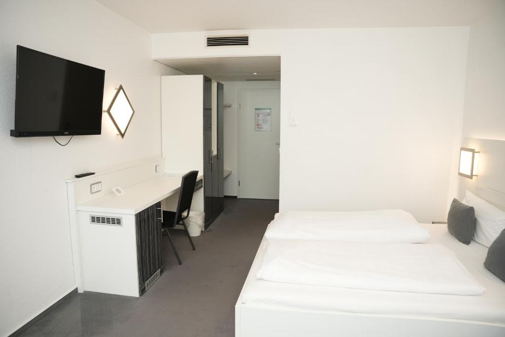 Postel nebo postele na pokoji v ubytování Weber Hotel Mannheim