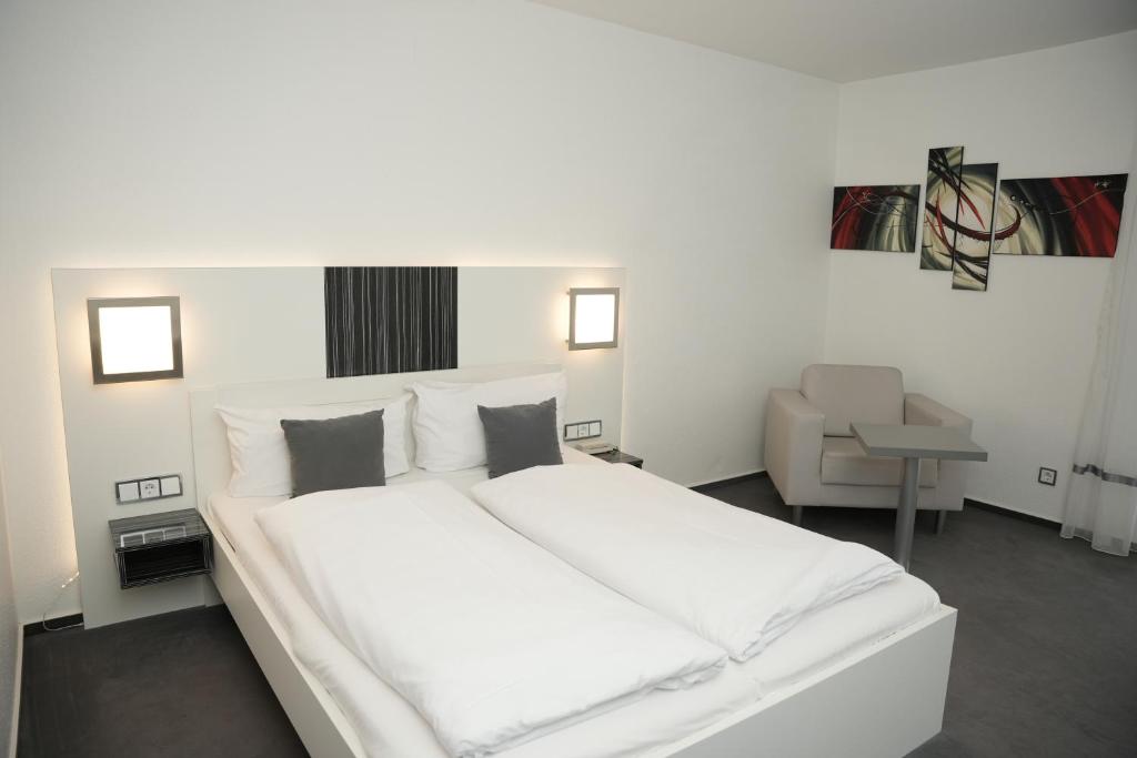 Postel nebo postele na pokoji v ubytování Weber Hotel Mannheim