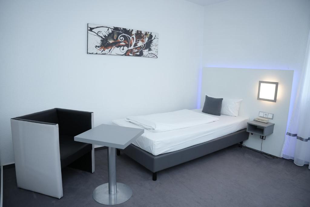 Postel nebo postele na pokoji v ubytování Weber Hotel Mannheim