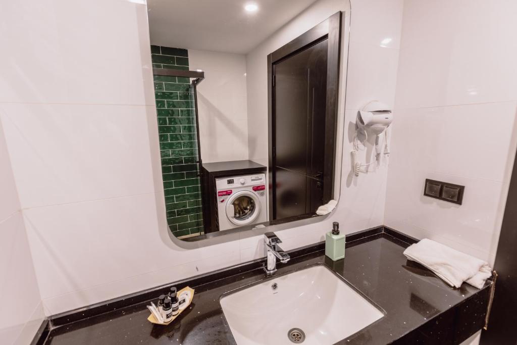 Ella Suites Hotel - 5