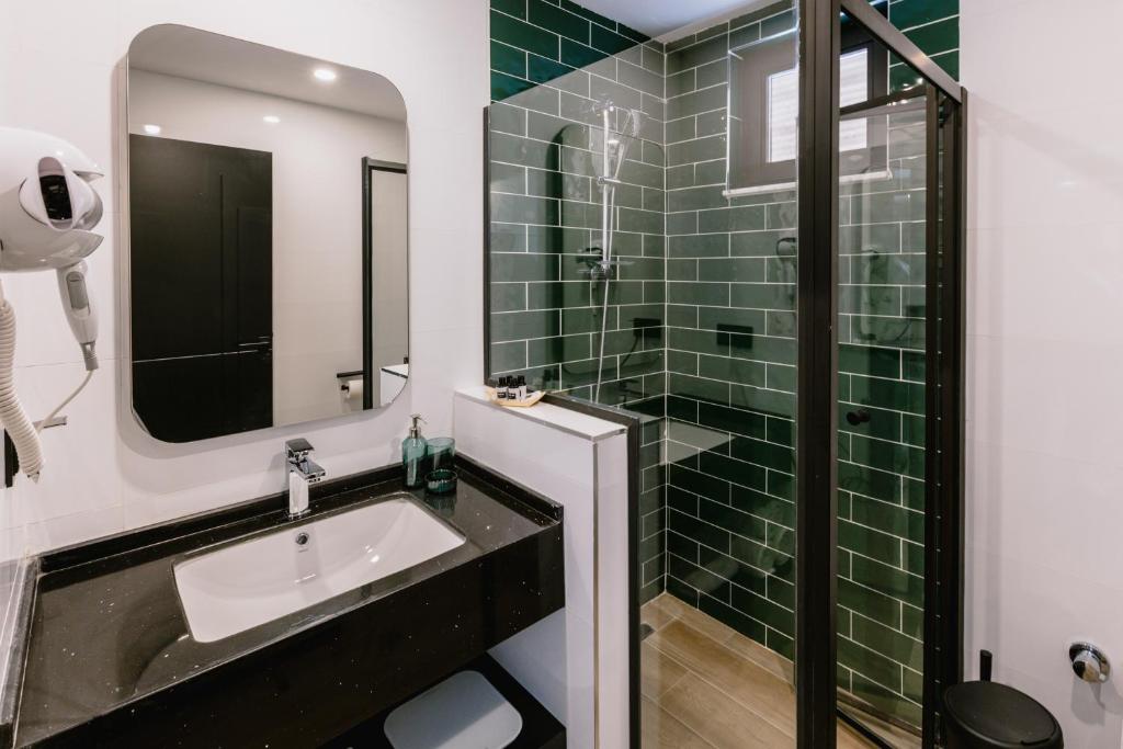 Ella Suites Hotel - 4