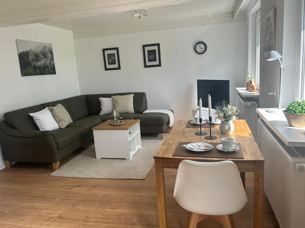sala de estar con sofá y mesa en Ferienwohnung Friesenfein en Risum-Lindholm