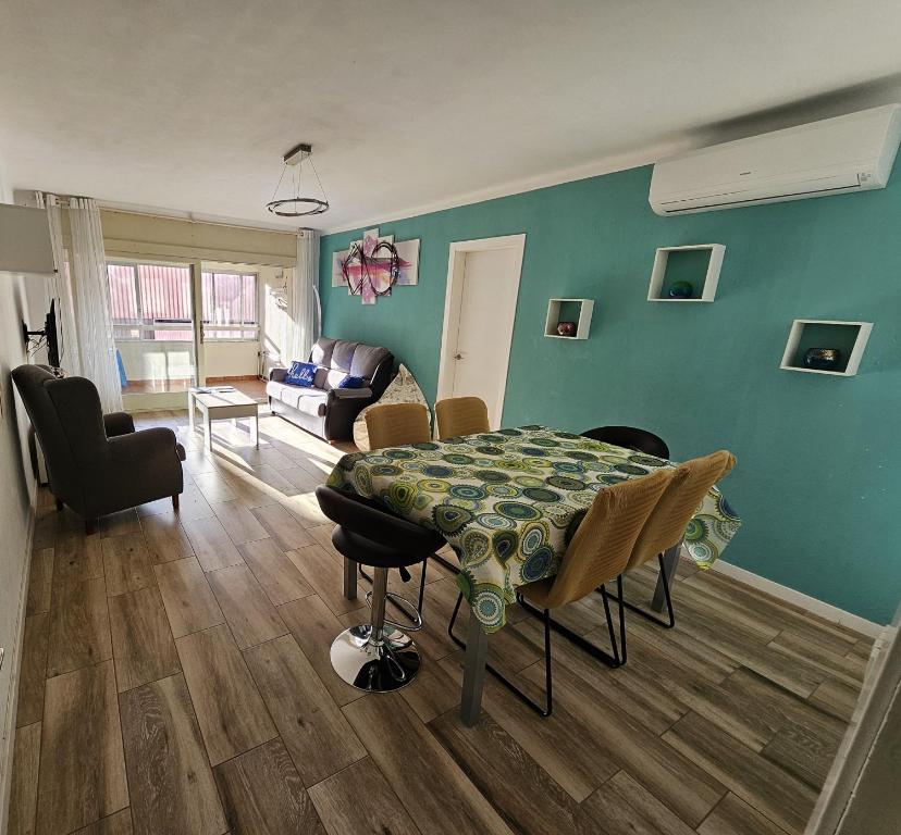 uma sala de estar com uma mesa e um sofá em Apartamento Nuria em Figueres