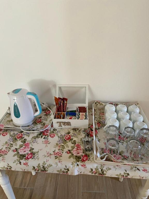 Příslušenství pro přípravu čaje a kávy v ubytování Bed and Breakfast Palac