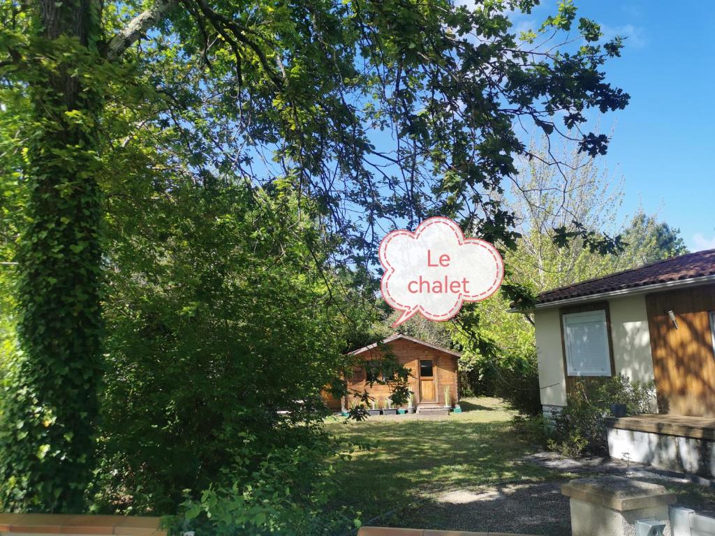 une maison avec un panneau indiquant le chalker dans l'établissement Chalet dans propriété à Biscarrosse, à Biscarrosse