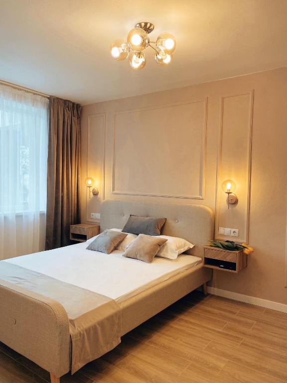 a bedroom with a large bed with a ceiling at Zena Apartment in Ocna-Mureşului