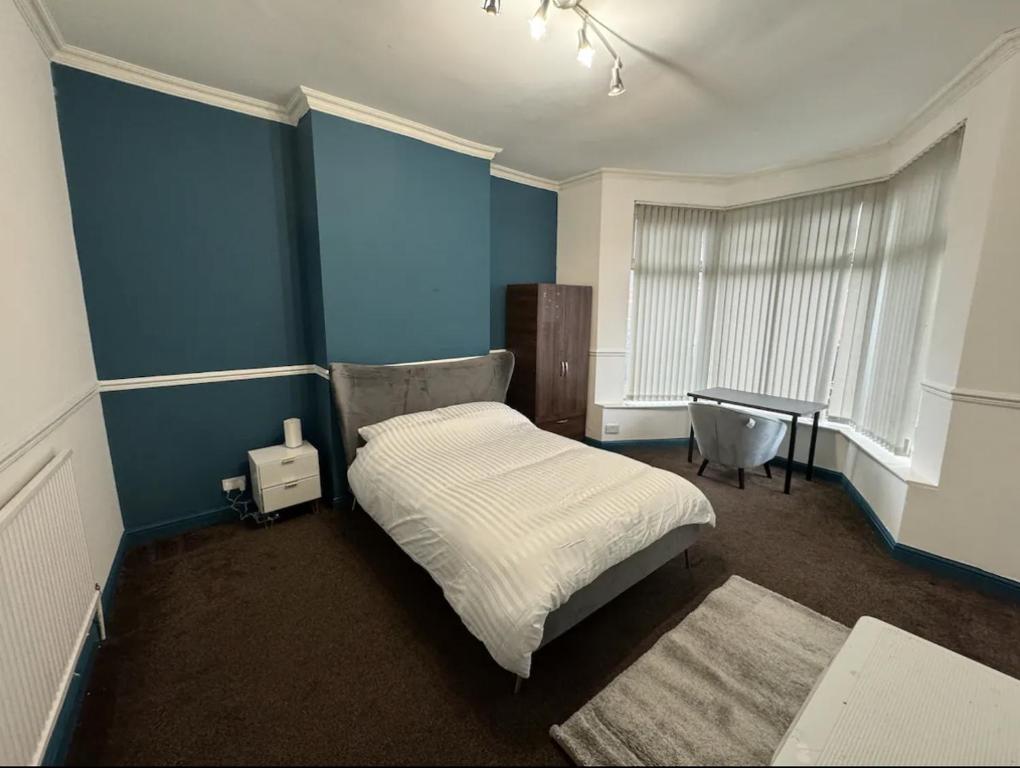 Postel nebo postele na pokoji v ubytování Comfortable Room in Shared Sheffield Detached House