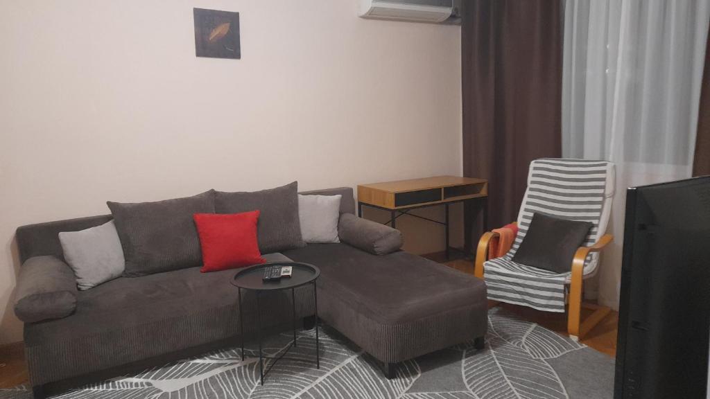 een woonkamer met een bank en een stoel bij Slivnitsa 105 in Varna