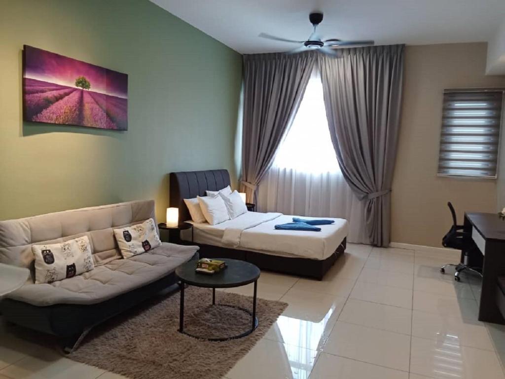 salon z kanapą i łóżkiem w obiekcie Chambers Kuala Lumpur KLCC Residence w Kuala Lumpur