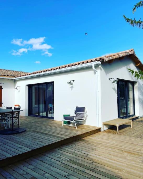 une terrasse avec une chaise et une table sur une maison dans l'établissement Maison COSY proche centre et plages 7 couchages, à Vaux-sur-Mer