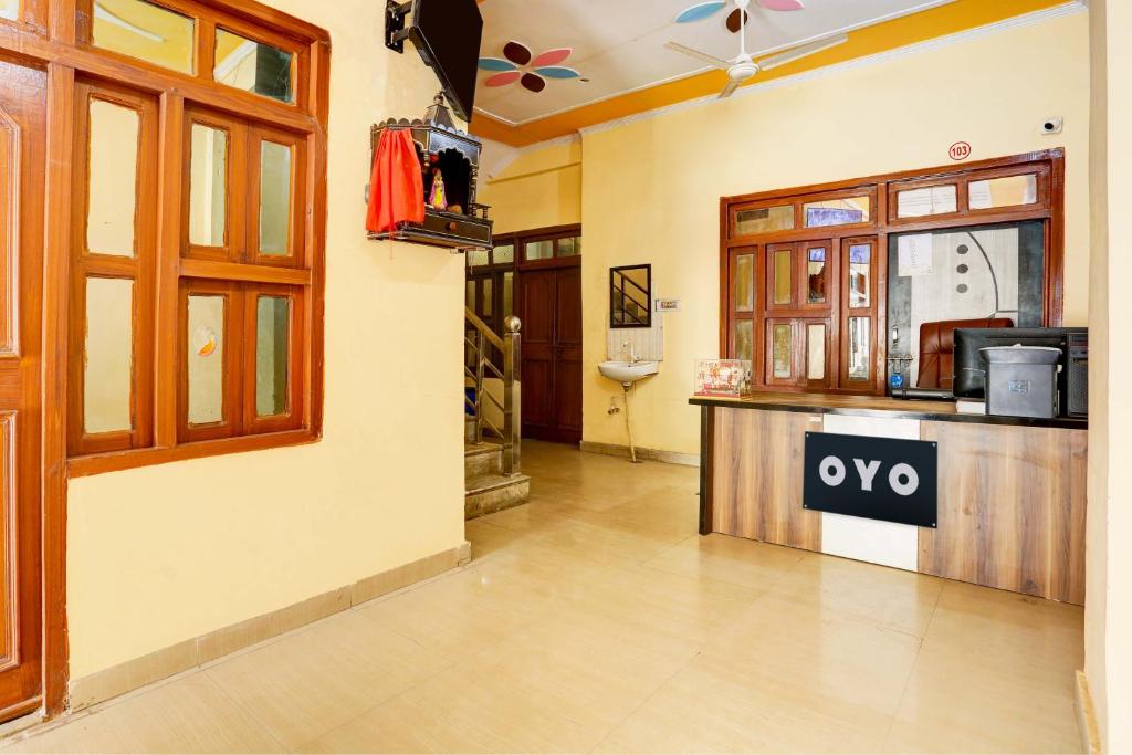 an empty room with a yes sign on a counter at OYO Flagship Hotel Suraj Villa in Nārnaul